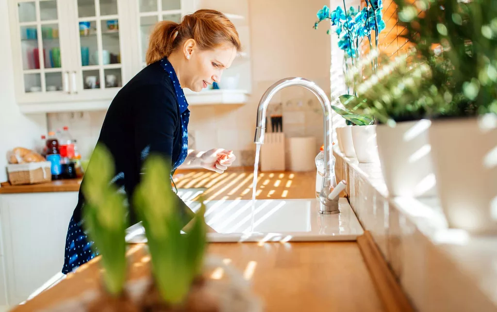 woman-washing-dishes-in-kitchen