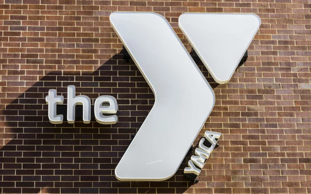 kokomo-circa-october-2016-downtown-ymca-the-ymca-works-to-bring-social-justice-to-young-people-and-their-communities-i-4