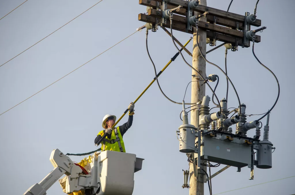 indianamichiganpowerlinemanoutagerepair