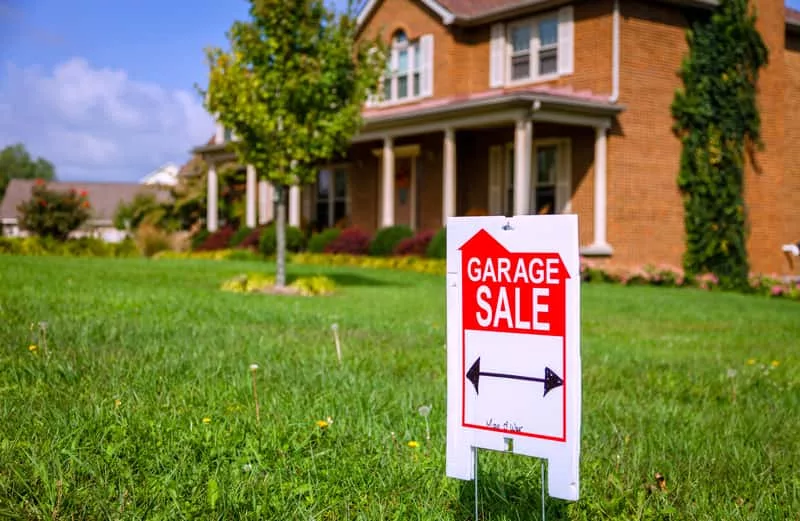 garage-sale-sign