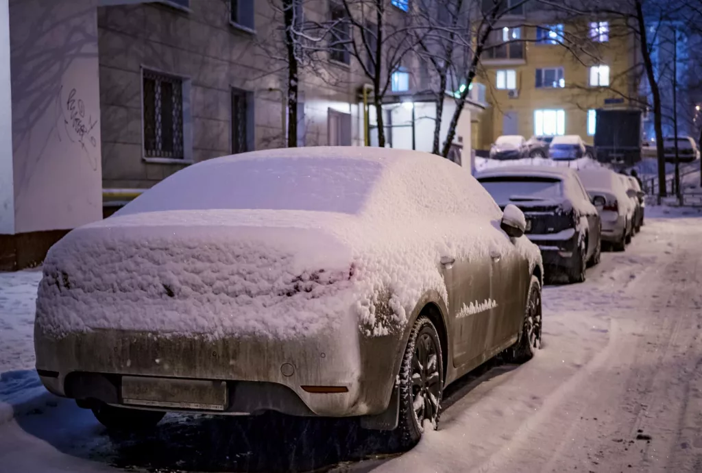 covered-with-snow-parked-car-in-winter