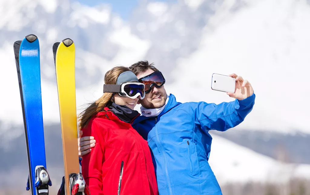 couple skiing