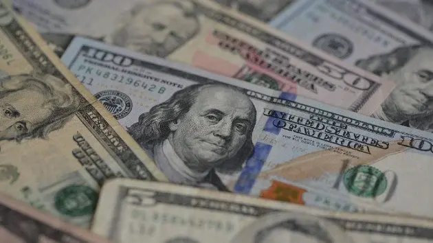 getty_money2221931151700343