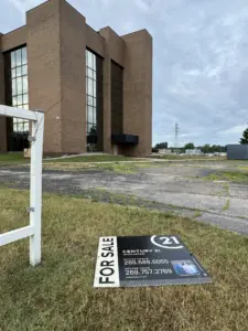 400 Riverview sign vandalized