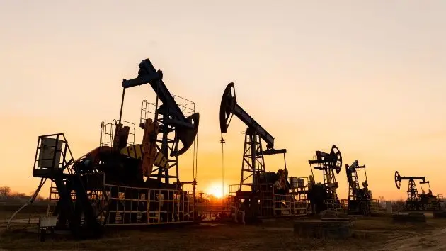 gettyrf_oilpumps_070826927613