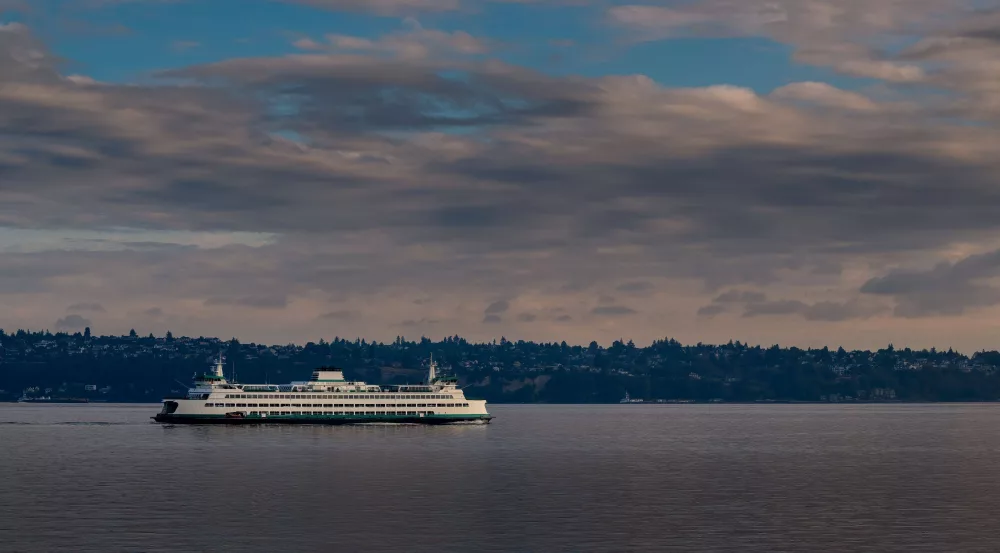 beautiful-view-of-a-boat-in-the-lake-in-bainbridge-island-city-in-washington