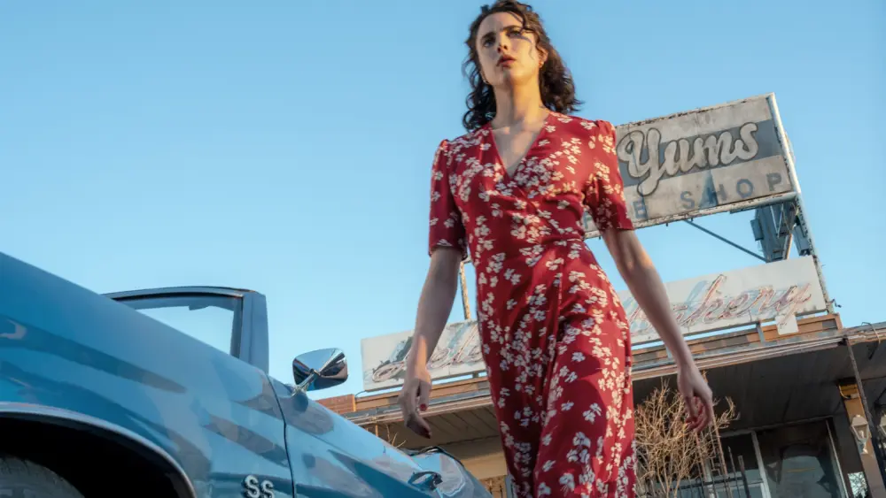 4232_D013_00977_R Margaret Qualley stars as Honey O’Donahue in writer/director Ethan Coen’s HONEY DON’T!, a Focus Features release. Credit: Karen Kuehn / © 2025 FOCUS FEATURES LLC