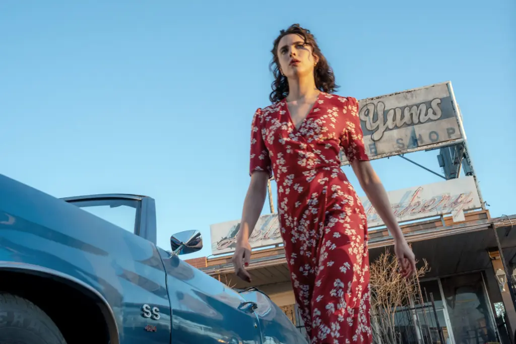 4232_D013_00977_R Margaret Qualley stars as Honey O’Donahue in writer/director Ethan Coen’s HONEY DON’T!, a Focus Features release. Credit: Karen Kuehn / © 2025 FOCUS FEATURES LLC