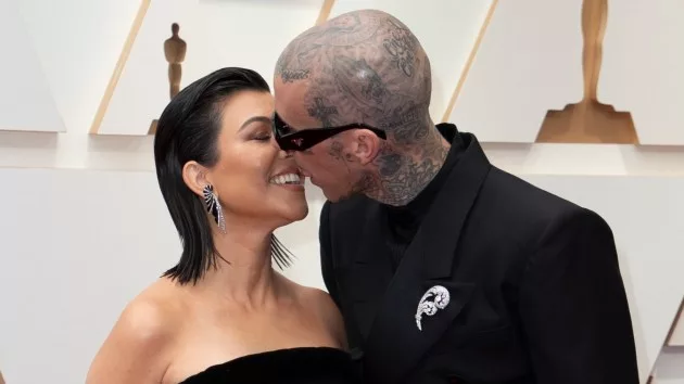 e_kourney_kardashian_travis_barker_04062022