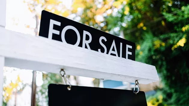 gettyimages_forsalesign_101323205431