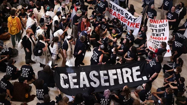gettyimages_capitolprotestors_101823402328