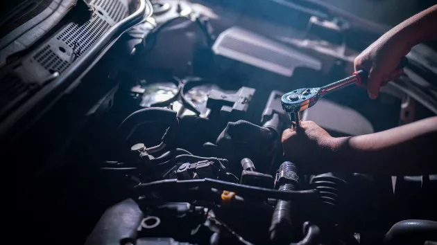 gettyrf_3923_carmechanic701575