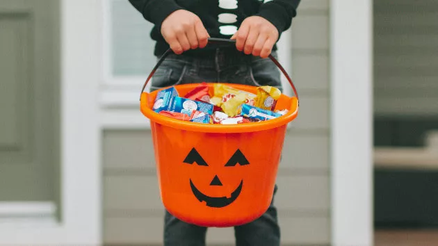 gettyrf_72922_trickortreatcandy2028129146884