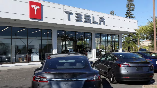 getty_121323_tesladealership236158