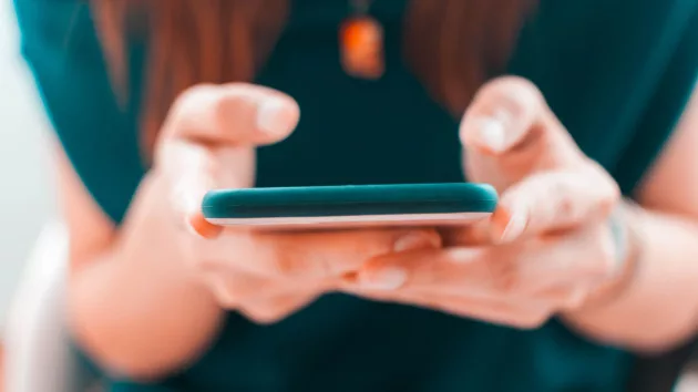 gettyrf_12722_usingsmartphone117950