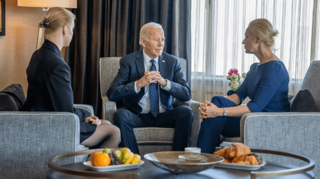 potusx_bidennavalnaya_0222245348