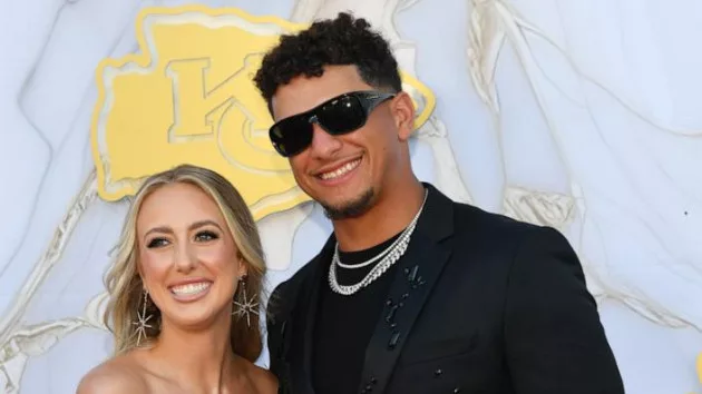brittany-patrick-mahomes-gty-bb-240614_1718376411116_hpembed_5x7_99228129655999