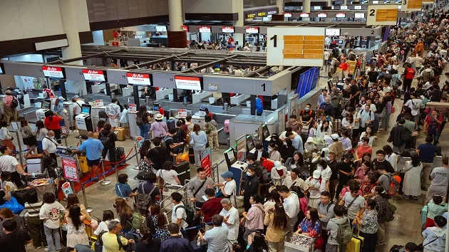 getty_072024_crowdedairportduringoutage546913