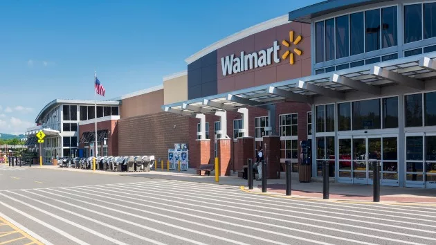 getty_82724_walmartstore825842