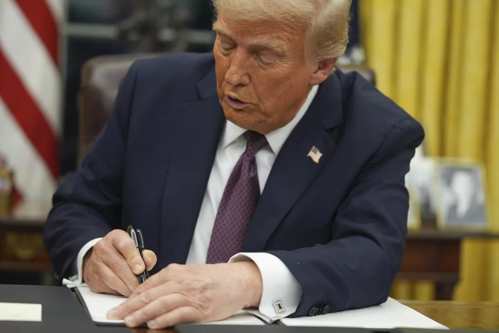 President Donald Trump signs an executive order on birthright citizenship in the Oval Office of the White House, Monday, Jan. 20, 2025, in Washington. (AP Photo/Evan Vucci)