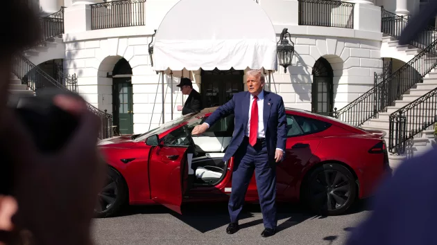 getty_trumptesla_31125282902