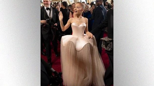 m_arianagrandeoscarredcarpet_ericmccandless_030225506964