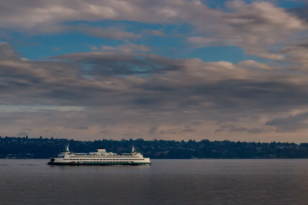 beautiful-view-of-a-boat-in-the-lake-in-bainbridge-island-city-in-washington