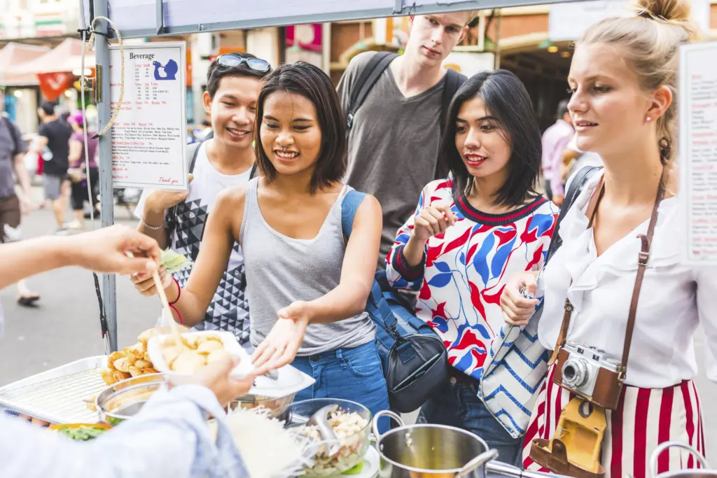thailand-bangkok-khao-san-road-group-of-friends-testing-local-food-on-street-market