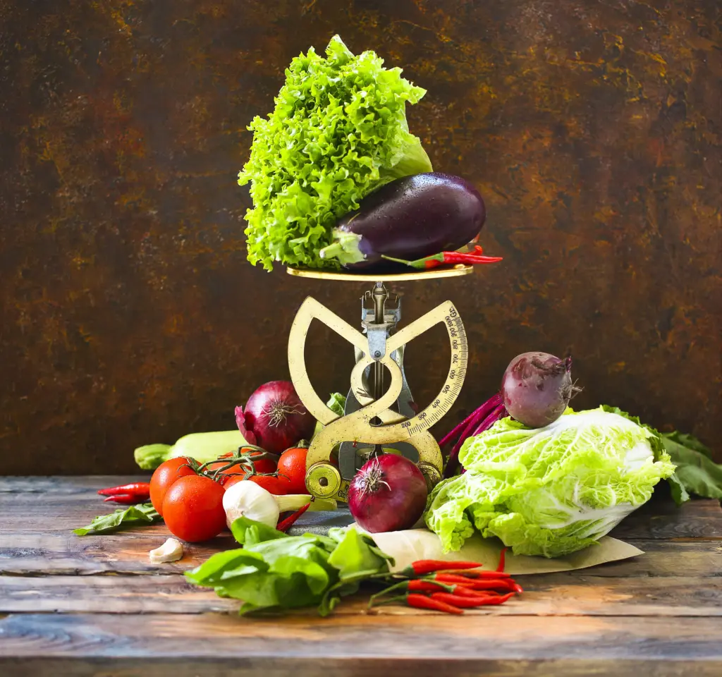 autumn-organic-vegetables-on-wooden-background-with-scale