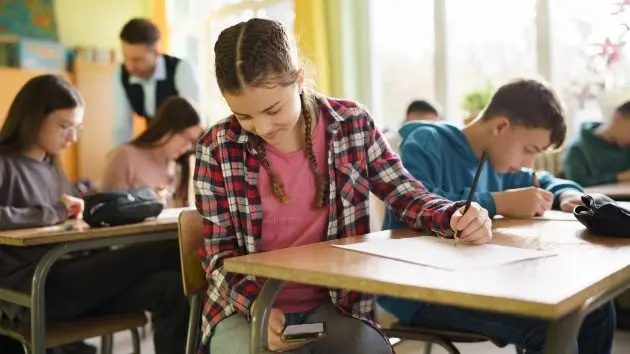 getty_cellphoneclassroom_091525551127