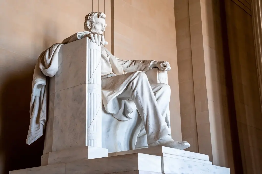 abraham-lincoln-statue-inside-lincoln-memorial