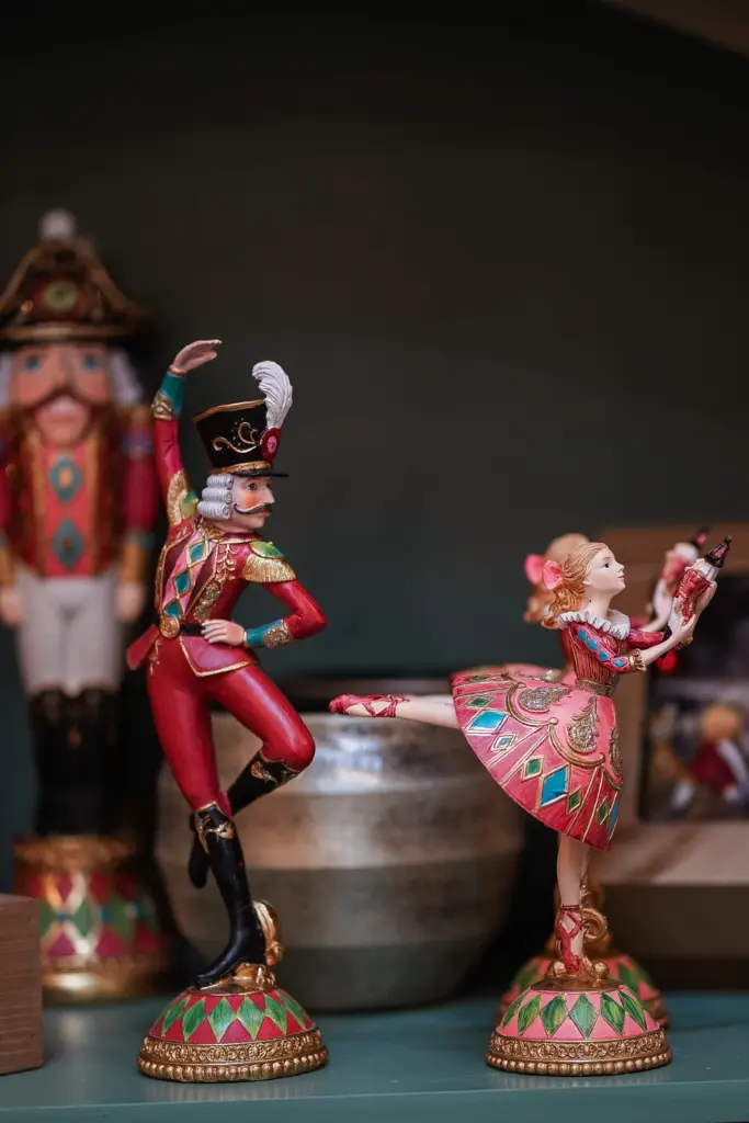 figurines-2025-01-08-05-00-39-utc