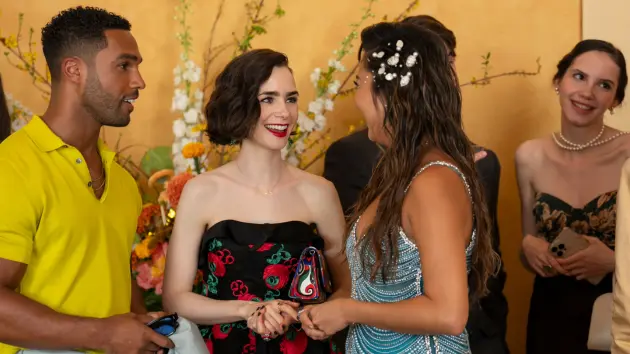 e_emilyinparis_010526206266