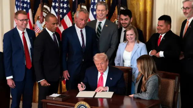 news_trumpfosteringorder_3326225770