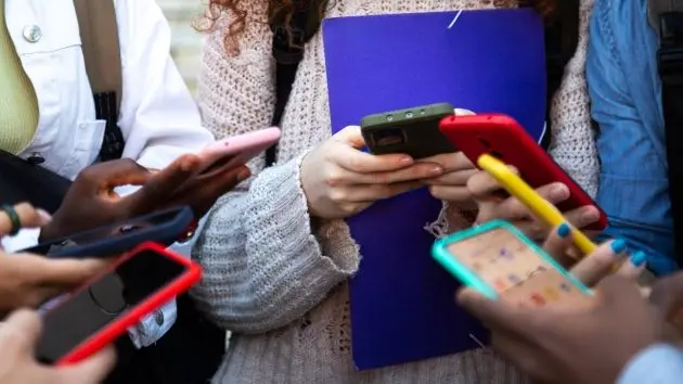 gettyrf_teensonphones_061626520230