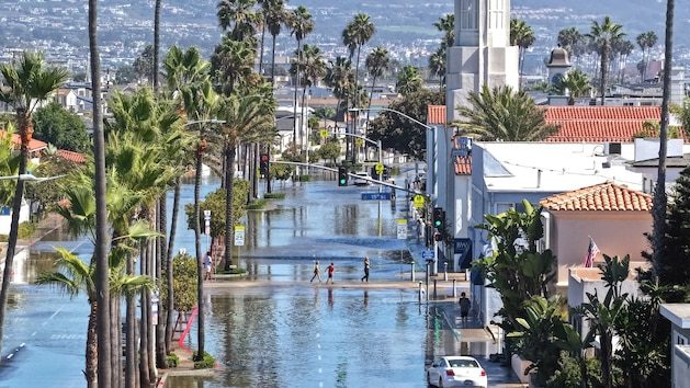 newport-beach-flooding-ap-bh-101126_1791722069717_hpmain_16x9102832