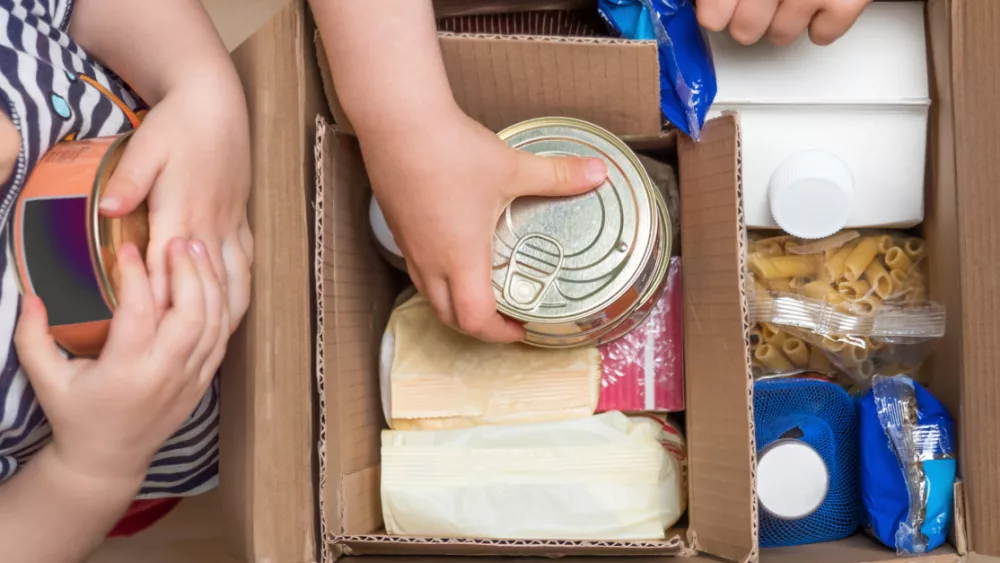 31426-kids-packing-meal-boxes-gettyimages-standart_source_file294898