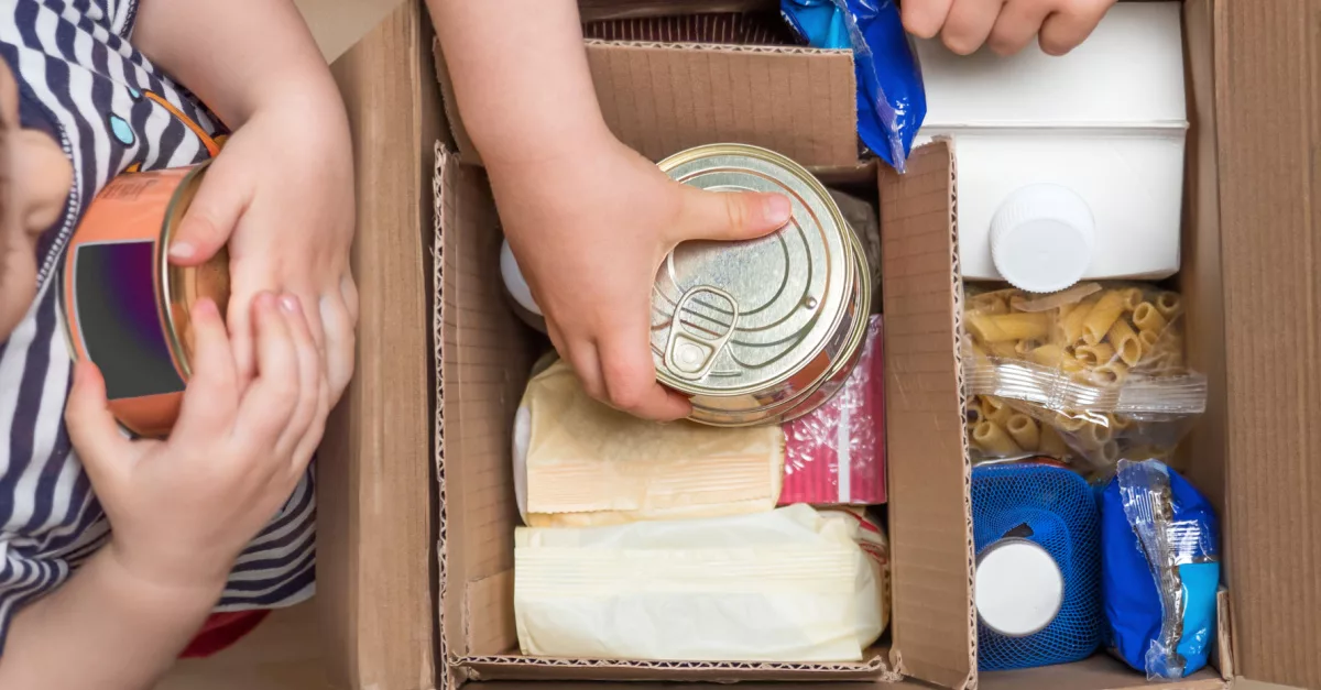 31426-kids-packing-meal-boxes-gettyimages-standart_source_file294898