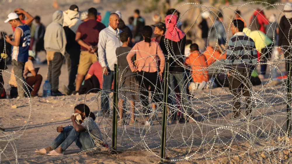 30631-migrants-at-the-border-gettyimages-john-moore_source_file462099