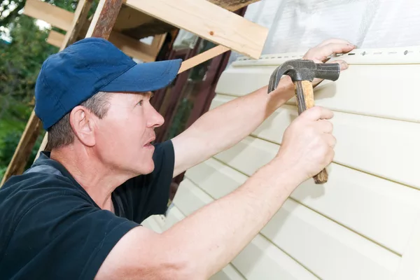 repairing-home-siding_57418639