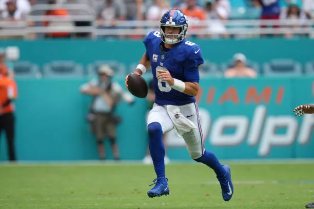 new-york-giants-quarterback-daniel-jones-scrambles-for-positive-yardage-during-the-game139139