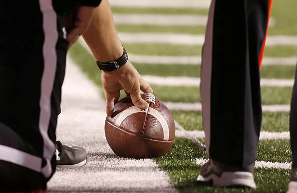 officials-measure-the-ball-for-a-first-down-during-the-second-half-of-an-college-football-game554790