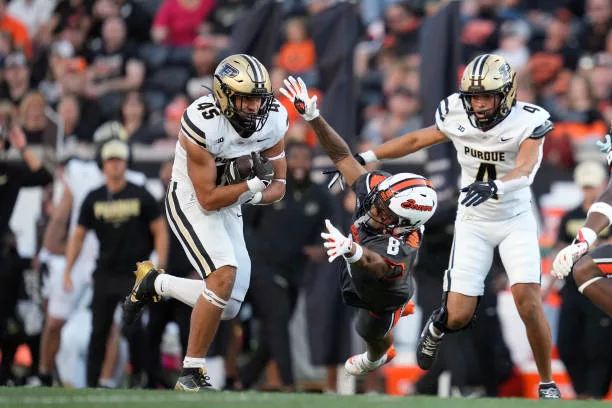 corvallis-oregon-devin-mockobee-of-the-purdue-boilermakers-runs-the-ball-against-sailasa118145