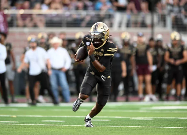 san-marcos-tx-texas-state-bobcats-qb-jordan-mccloud-runs-for-yardage-during-game-featuring394289