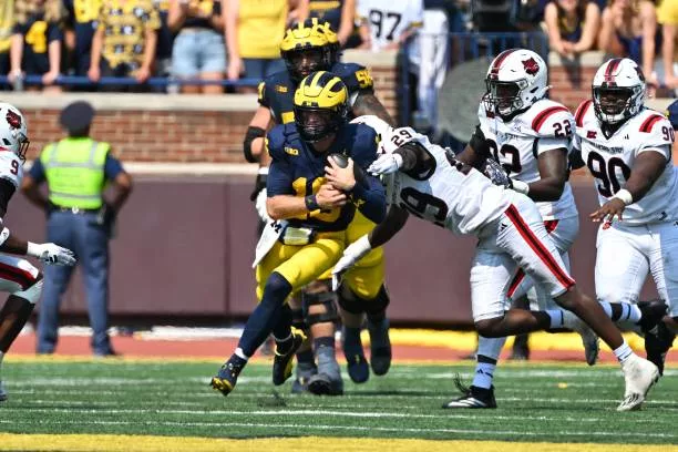 detroit-mi-michigan-wolverines-quarterback-davis-warren-runs-during-the-detroit-lions-versus657621