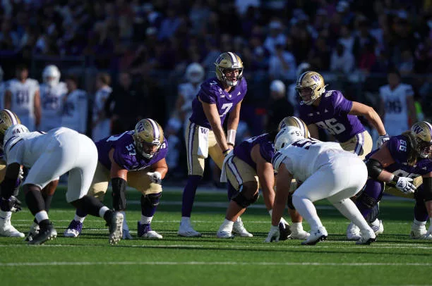 seattle-wa-washington-huskies-quarterback-will-rogers-get-the-offense-set-during-a-big10435340