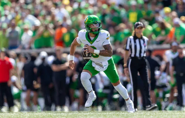 corvallis-oregon-dillon-gabriel-of-the-oregon-ducks-runs-against-the-oregon-state-beaversat92090