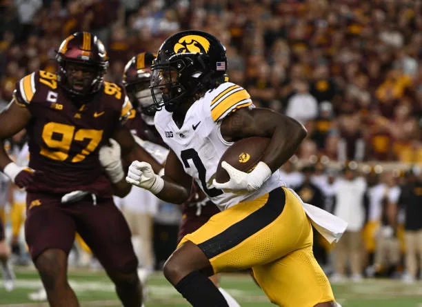 minneapolis-mn-iowa-hawkeyes-rb-kaleb-johnson-runs-for-yardage-during-game-between-the-iowa156769