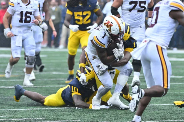 ann-arbor-mi-minnesota-golden-gophers-running-back-darius-taylor-makes-a-nice-gain-and-is925659