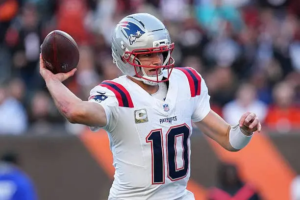 cincinnati-ohio-drake-maye-of-the-new-england-patriots-throws-a-pass-in-the-fourth-quarter353159